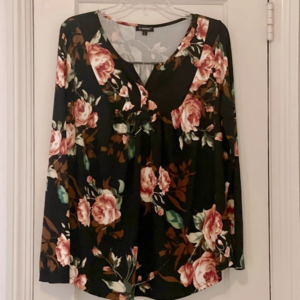 Comfy Blank Floral a. Jesdani Top with Buttons Size Large